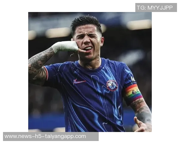 恩佐与加纳乔共同探讨切尔西圣诞慈善活动的足球团结力量