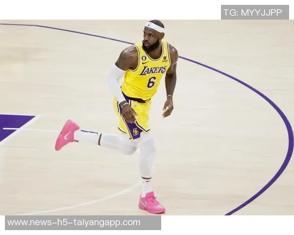 夸梅赞詹姆斯精彩表现十步上篮得分展现历史得分王的优雅风采